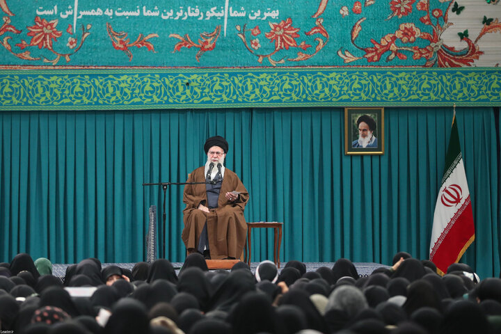 دیدار هزاران نفر از زنان و دختران با رهبر انقلاب