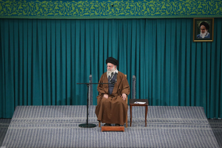 دیدار هزاران نفر از زنان و دختران با رهبر انقلاب