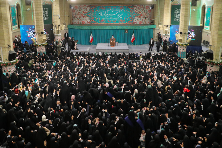 دیدار هزاران نفر از زنان و دختران با رهبر انقلاب