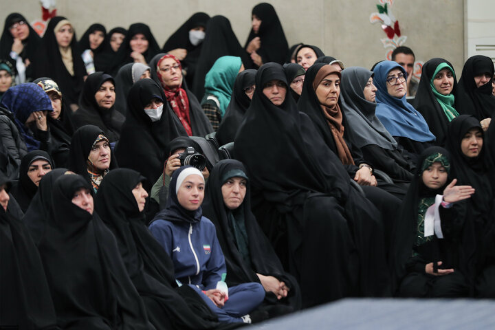 دیدار هزاران نفر از زنان و دختران با رهبر انقلاب