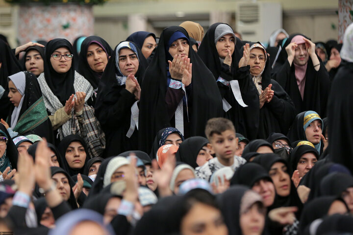 دیدار هزاران نفر از زنان و دختران با رهبر انقلاب