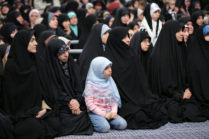 دیدار هزاران نفر از زنان و دختران با رهبر انقلاب