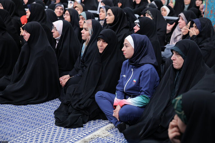 دیدار هزاران نفر از زنان و دختران با رهبر انقلاب