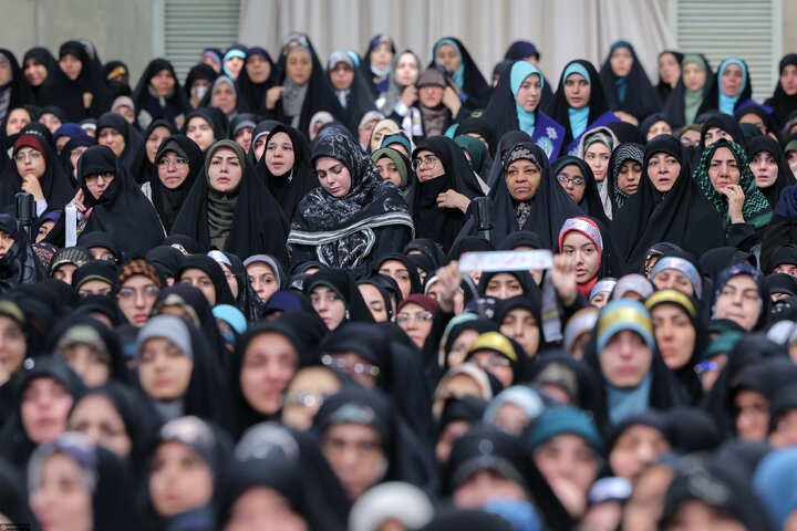 دیدار هزاران نفر از زنان و دختران با رهبر انقلاب