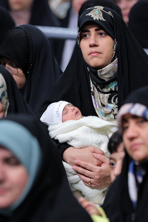 دیدار هزاران نفر از زنان و دختران با رهبر انقلاب