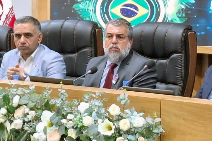 برای توسعه روابط تجاری باید از کلیشه فوتبال و تحریم عبور کنیم