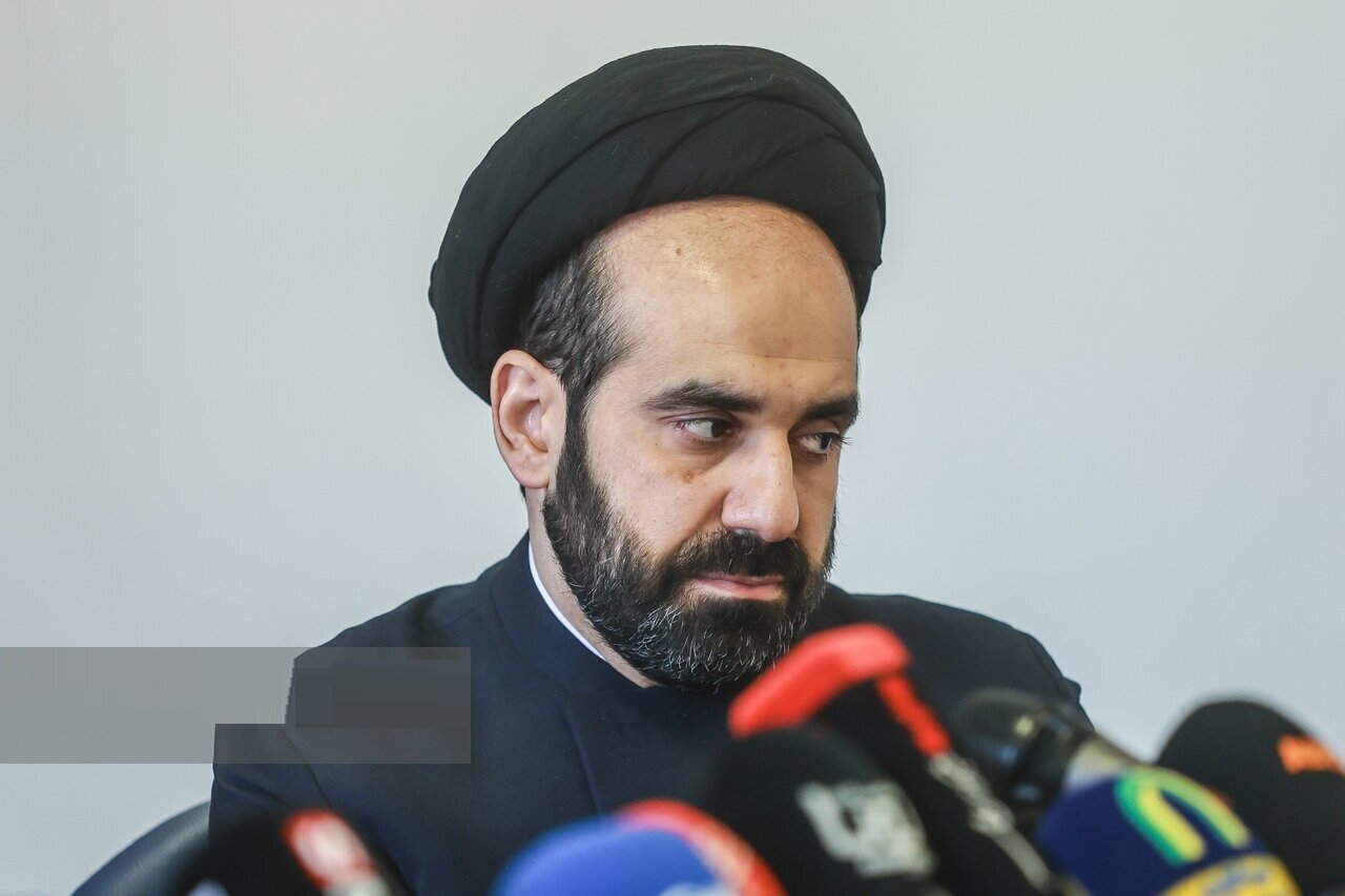 احیای «مکتب هنر رضوی» با رویکرد علمی/ هنر ایرانی در حرم امام رضا(ع) به اوج رسیده است