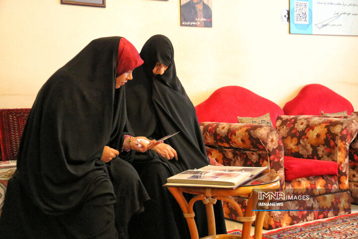 مادری از نسلِ ام‌البنین(س)؛ روایت زندگی مادر شهید نوروزی