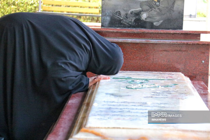 مادری از نسلِ ام‌البنین(س)؛ روایت زندگی مادر شهید نوروزی