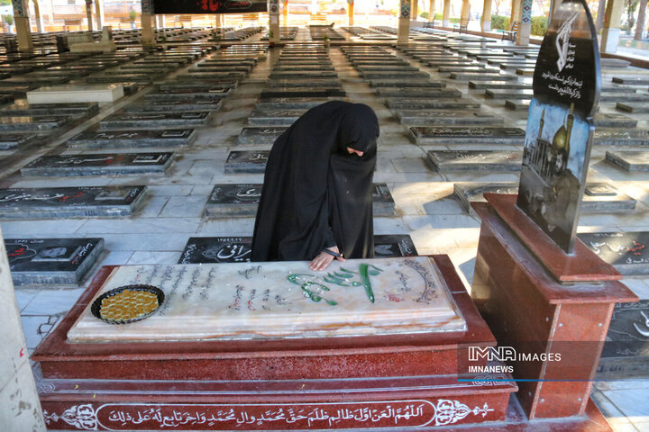 مادری از نسلِ ام‌البنین(س)؛ روایت زندگی مادر شهید نوروزی