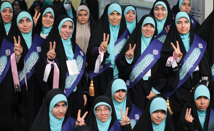 دیدار هزاران نفر از زنان و دختران با رهبر انقلاب