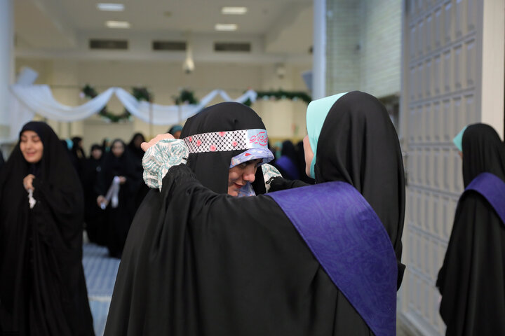 دیدار هزاران نفر از زنان و دختران با رهبر انقلاب