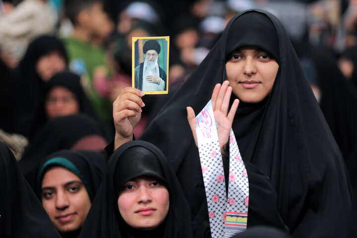 دیدار هزاران نفر از زنان و دختران با رهبر انقلاب