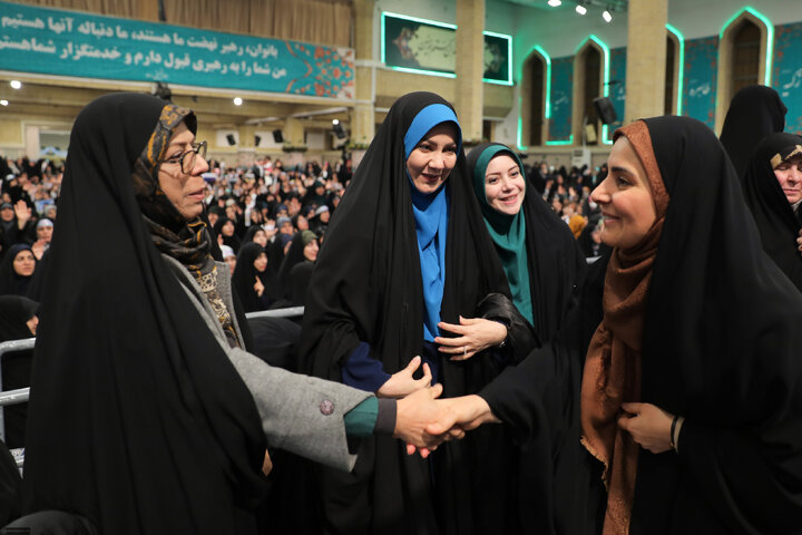 دیدار هزاران نفر از زنان و دختران با رهبر انقلاب