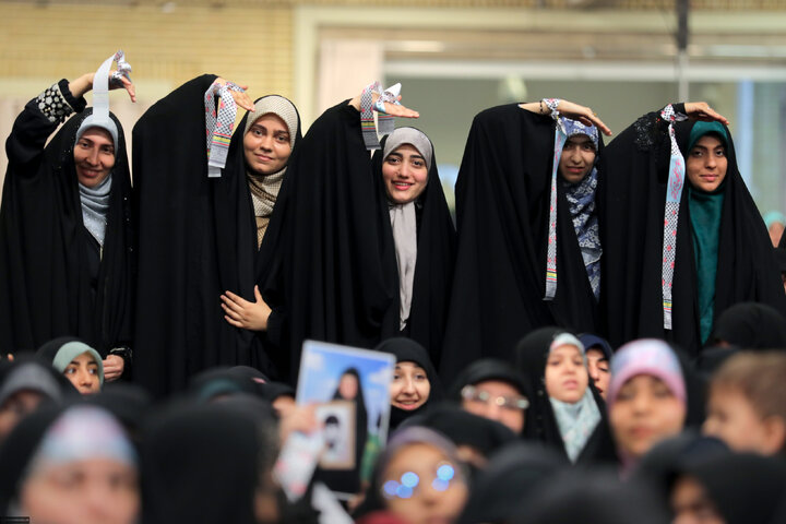 دیدار هزاران نفر از زنان و دختران با رهبر انقلاب