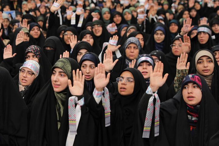 دیدار هزاران نفر از زنان و دختران با رهبر انقلاب