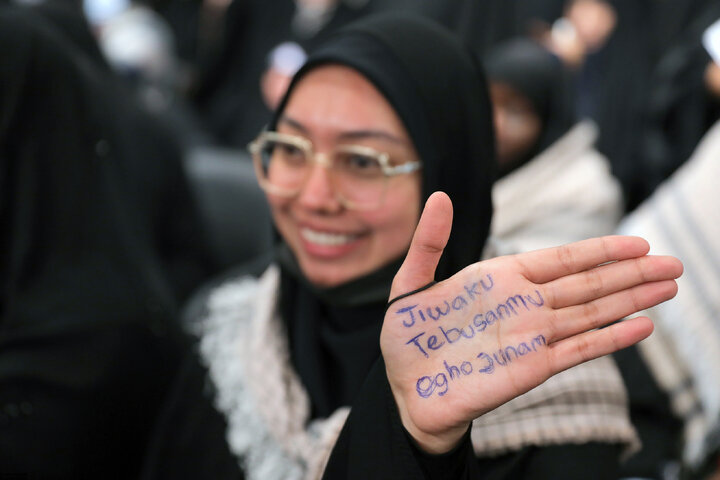 دیدار هزاران نفر از زنان و دختران با رهبر انقلاب