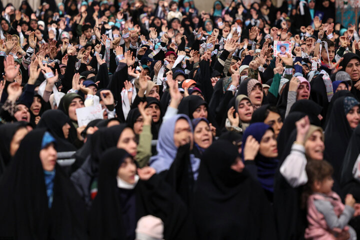 دیدار هزاران نفر از زنان و دختران با رهبر انقلاب