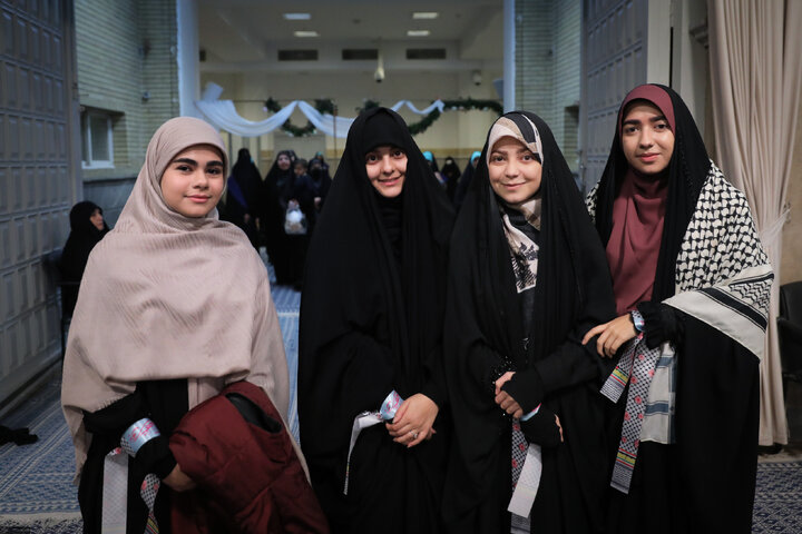 دیدار هزاران نفر از زنان و دختران با رهبر انقلاب