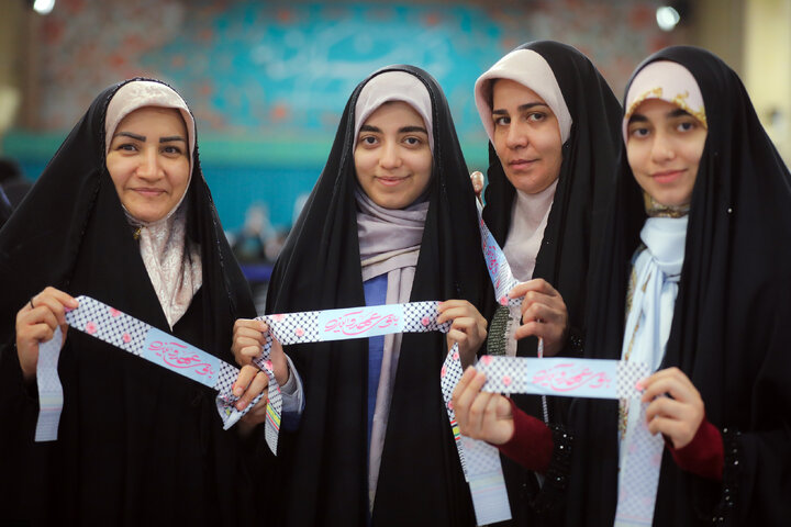 دیدار هزاران نفر از زنان و دختران با رهبر انقلاب