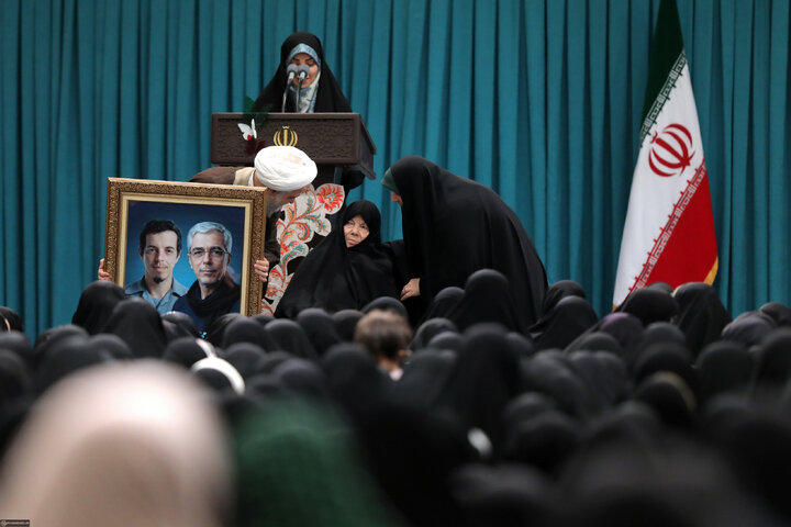 دیدار هزاران نفر از زنان و دختران با رهبر انقلاب