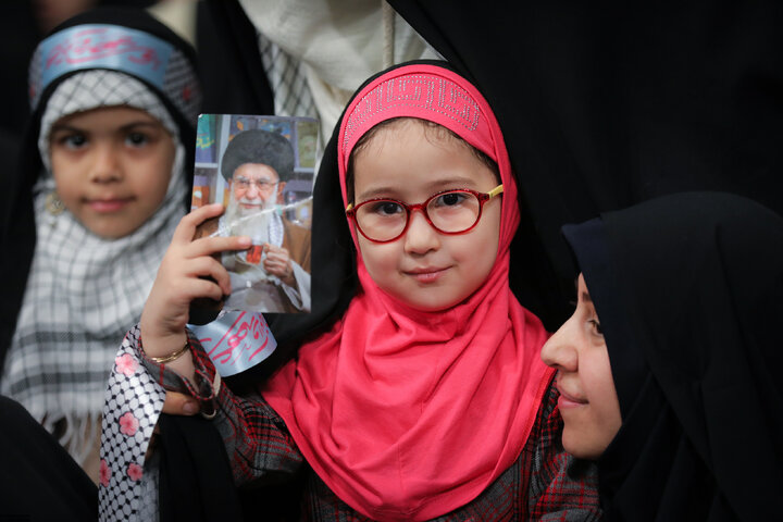 دیدار هزاران نفر از زنان و دختران با رهبر انقلاب