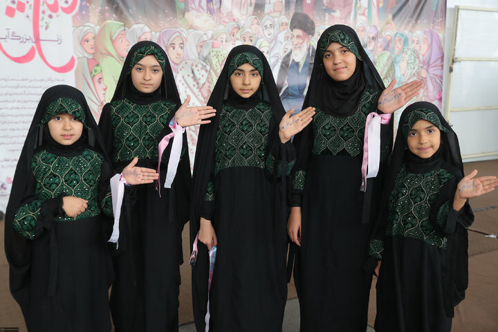 دیدار هزاران نفر از زنان و دختران با رهبر انقلاب