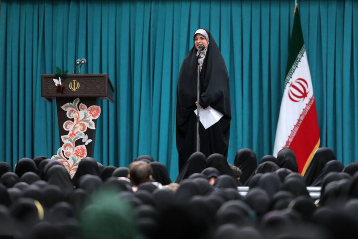 دیدار هزاران نفر از زنان و دختران با رهبر انقلاب
