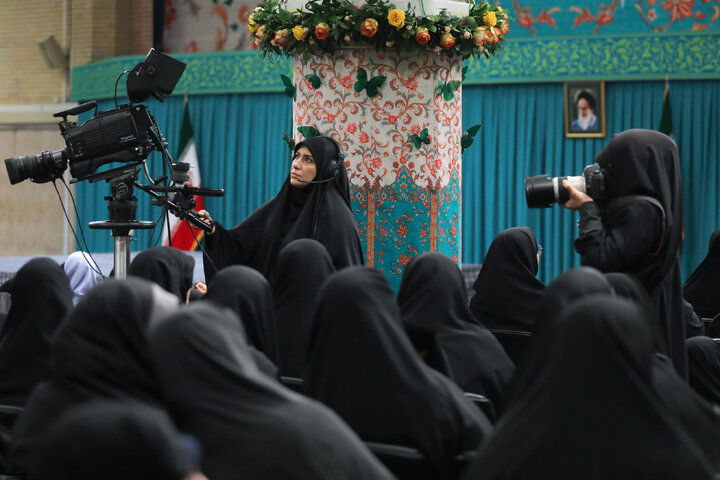 دیدار هزاران نفر از زنان و دختران با رهبر انقلاب