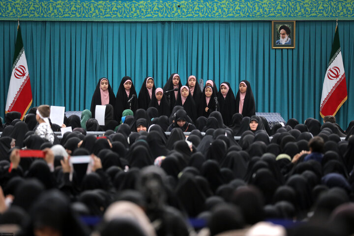 دیدار هزاران نفر از زنان و دختران با رهبر انقلاب