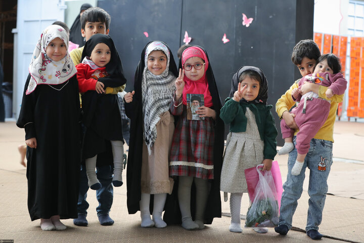 دیدار هزاران نفر از زنان و دختران با رهبر انقلاب
