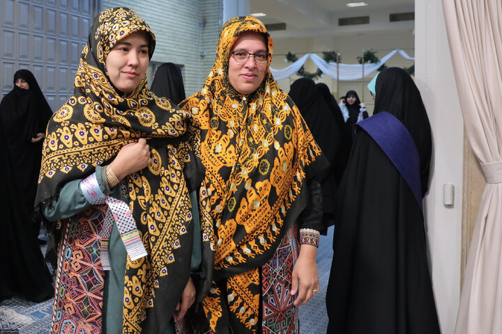 دیدار هزاران نفر از زنان و دختران با رهبر انقلاب