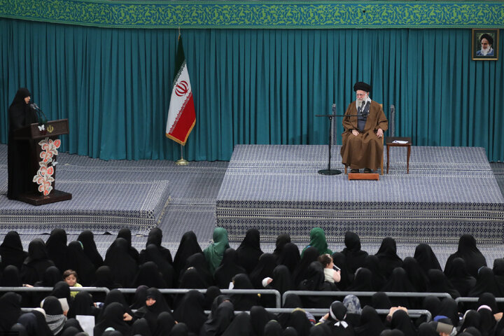 دیدار هزاران نفر از زنان و دختران با رهبر انقلاب