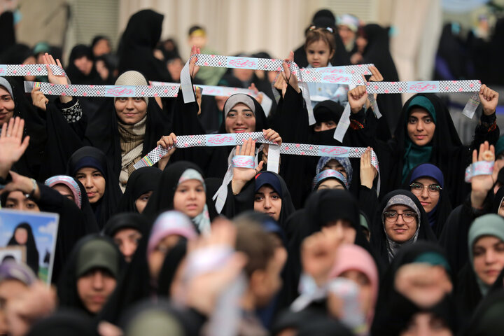 دیدار هزاران نفر از زنان و دختران با رهبر انقلاب