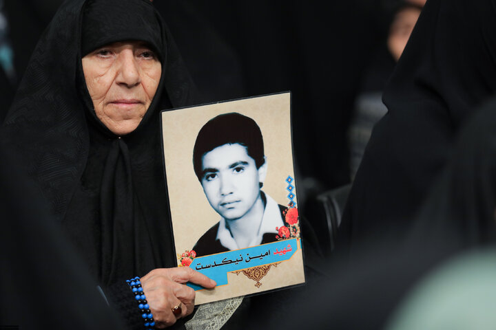 دیدار هزاران نفر از زنان و دختران با رهبر انقلاب