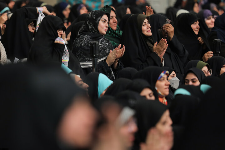 دیدار هزاران نفر از زنان و دختران با رهبر انقلاب