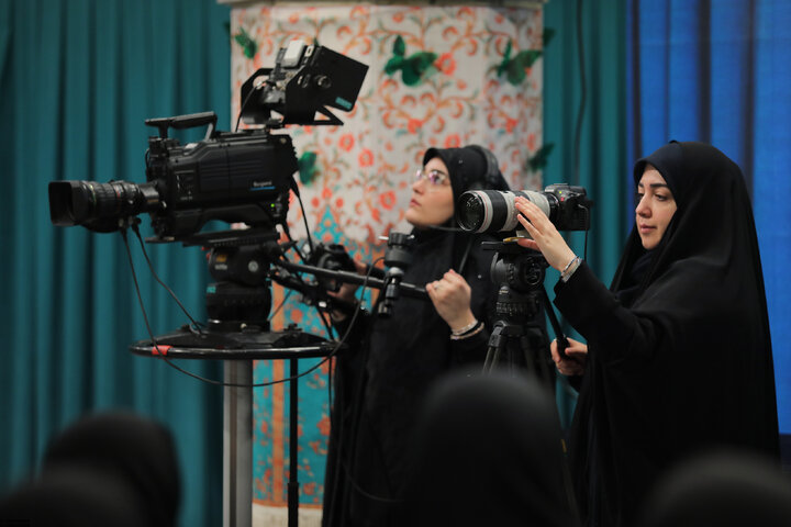 دیدار هزاران نفر از زنان و دختران با رهبر انقلاب