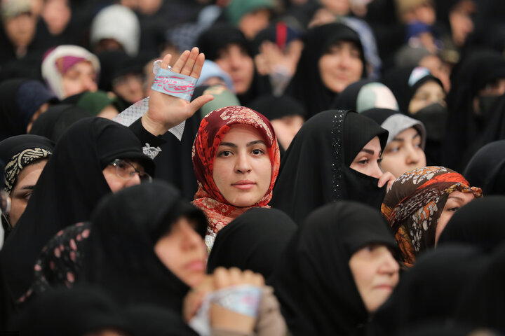 دیدار هزاران نفر از زنان و دختران با رهبر انقلاب