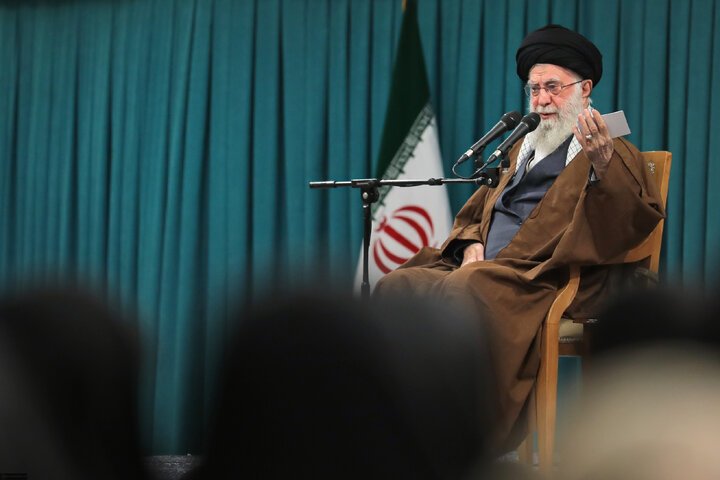 دیدار هزاران نفر از زنان و دختران با رهبر انقلاب