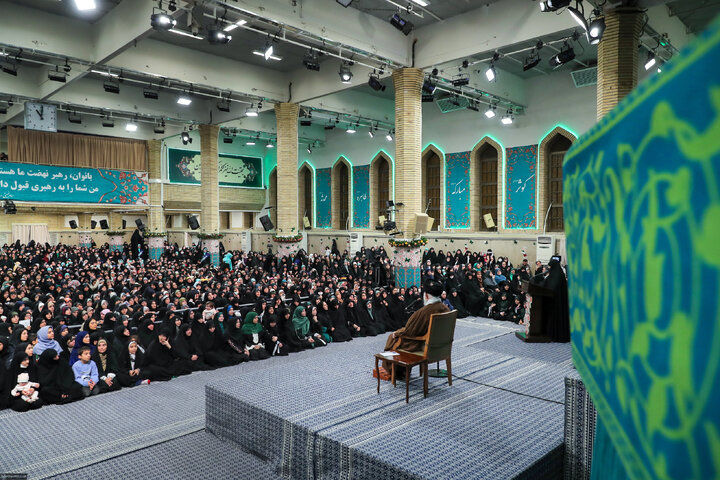 دیدار هزاران نفر از زنان و دختران با رهبر انقلاب