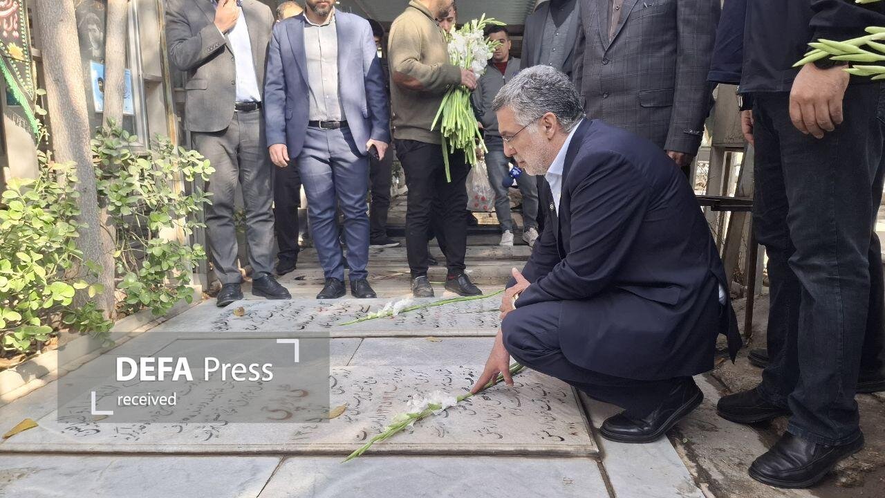 حضور وزیر بهداشت بر سر مزار شهدای دفاع مقدس و سلامت 