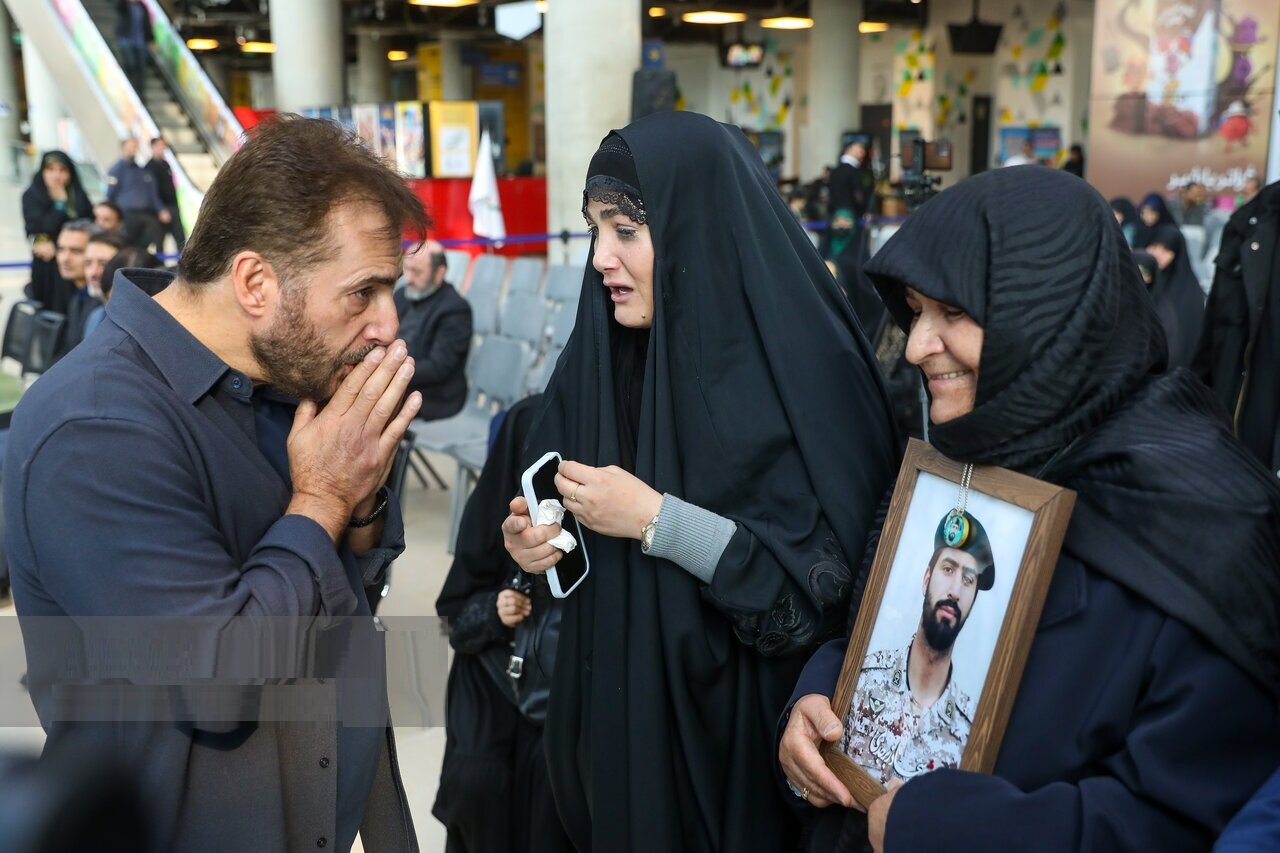 مراسم رونمایی از کتاب «حواسم هست» برگزار شد