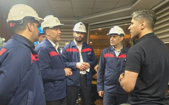 بازدید سرزده مدیر عامل شرکت فولاد اکسین خوزستان از خط تولید و گفت‌وگو با کارکنان