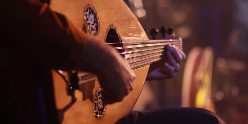 عود، زخمهای بر حافظه شرق