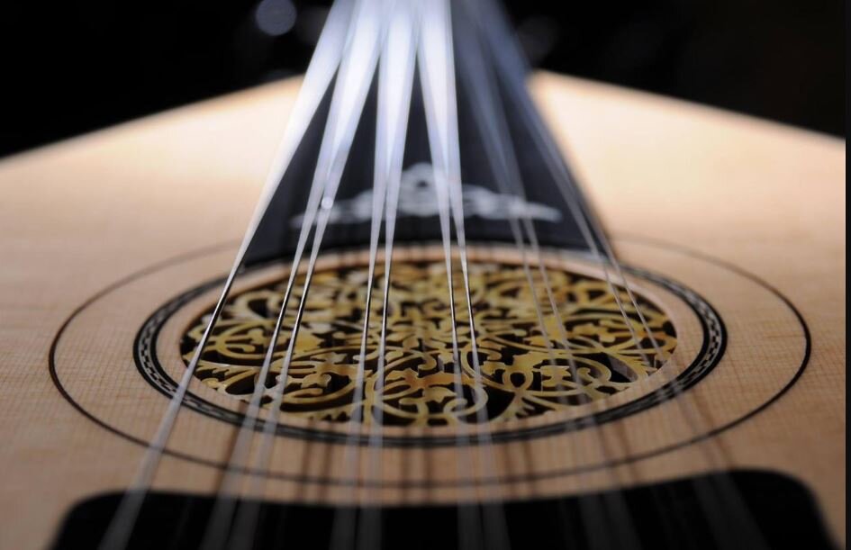 عود، زخمهای بر حافظه شرق