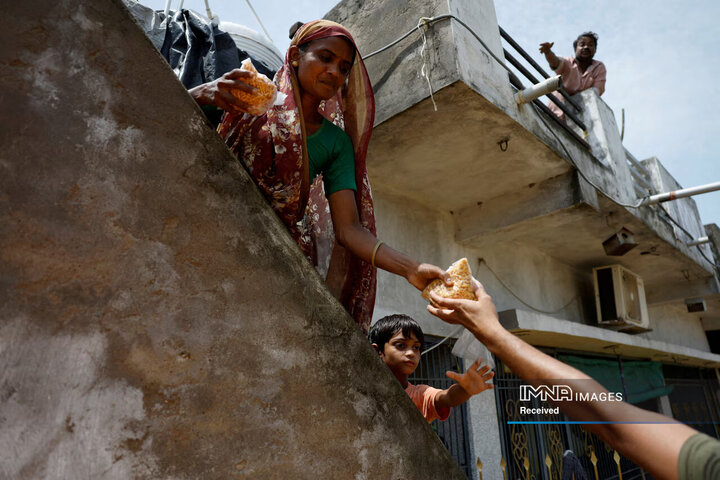 کمک غذایی به سیل زدگان در هند