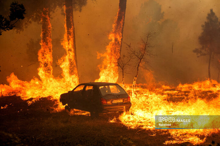 خودرویی در حال سوختن در آتشسوزی پرتغال