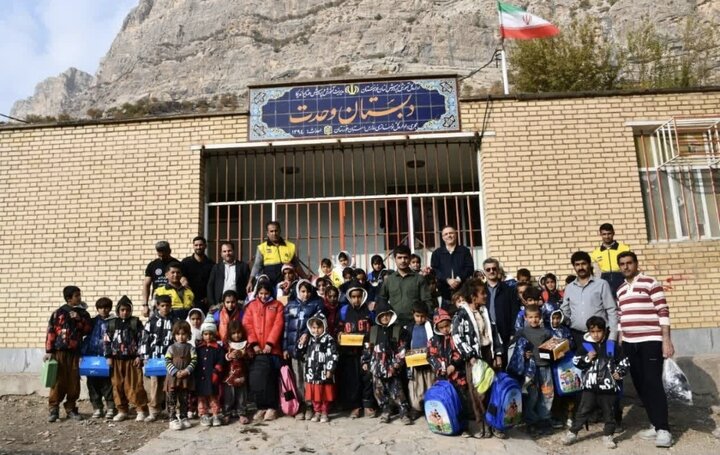 توزیع بسته‌های معیشتی در مناطق صعب‌العبور خوزستان