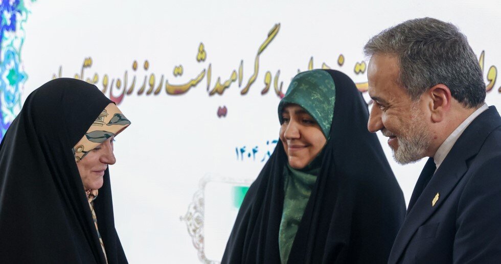 مراسم بزرگداشت روز زن در وزارت امور خارجه / از حضور همسر عراقچی تا انتصاب سفیر زن + عکس