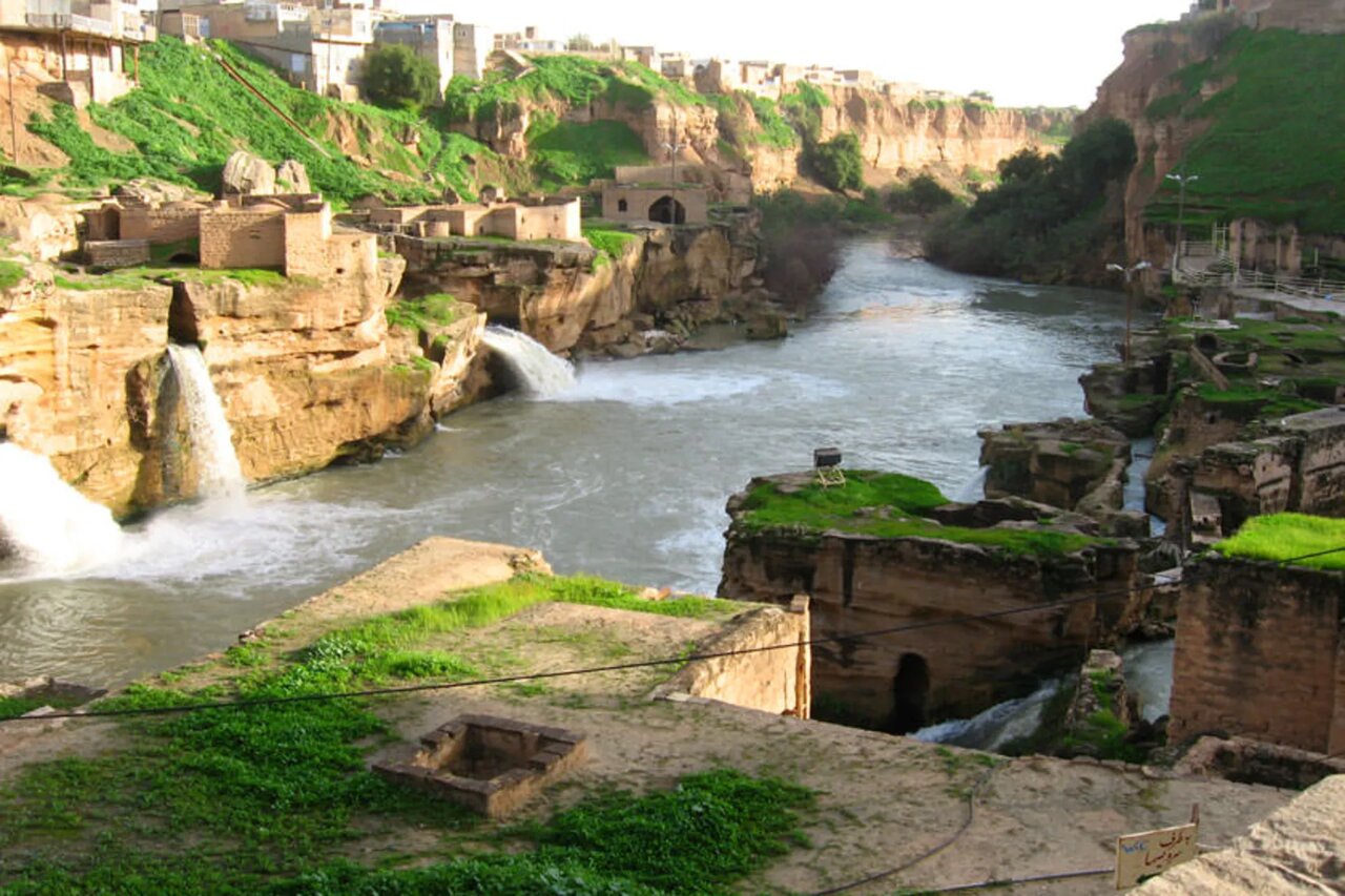 وقتی تاریخ در سایه طلایی پاییز قدم میزند